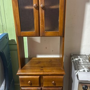 Lote siguiente: Mueble de madera con puertas y cajones