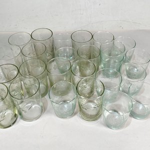 Lote de 24 Vasos Hialinos con Grabados Florales - imagen 2