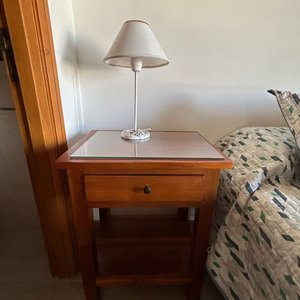 Mesa de Luz de Pino Brasil con Cajón y Estante - imagen 2