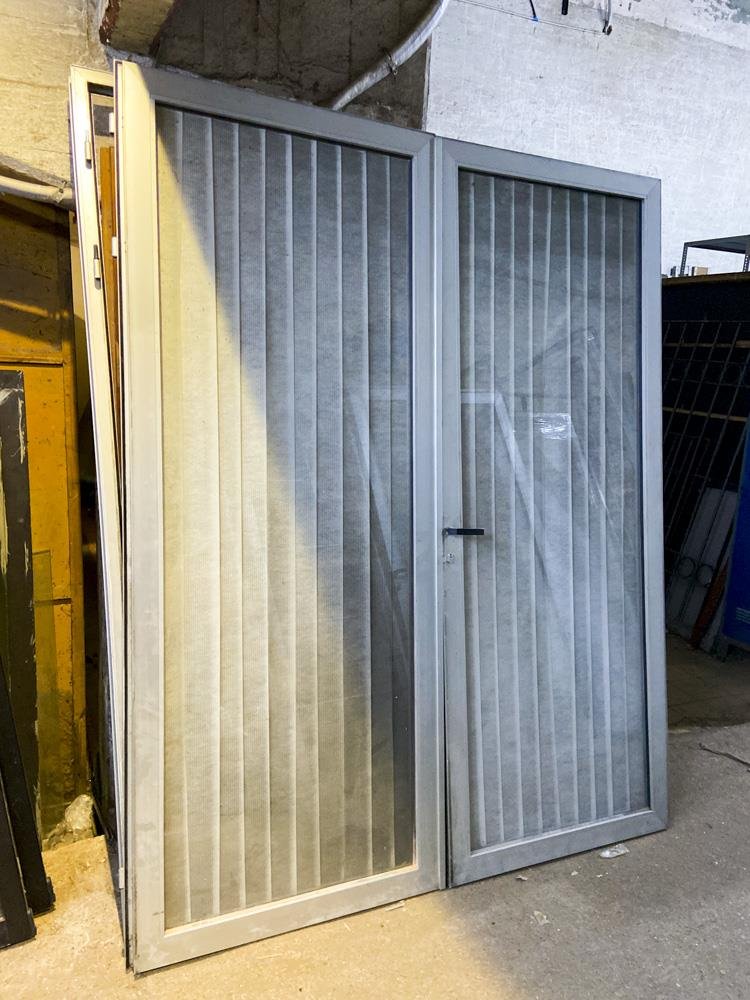 Portón de Aluminio y Vidrio con Dos Hojas - 222 x 181 cm