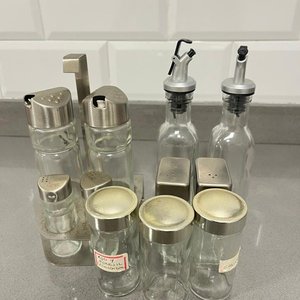 Lote siguiente: Set de 11 Aceiteros y Saleros de Vidrio y Acero Inoxidable