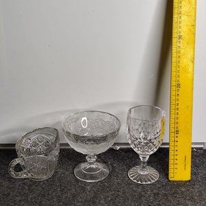 Lote siguiente: Set de 3 piezas de vidrio labrado grueso: copas y jarrita