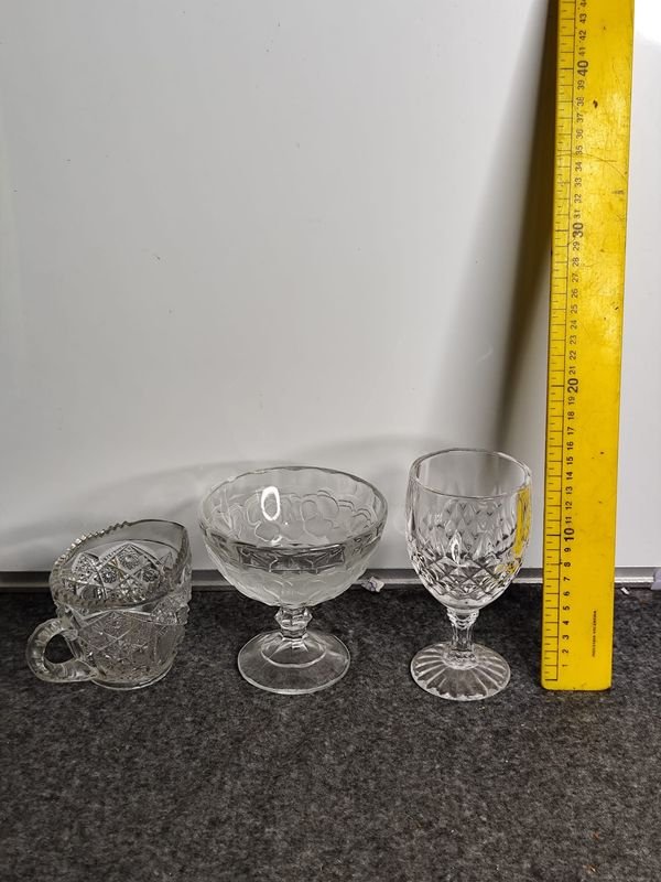 Set de 3 piezas de vidrio labrado grueso: copas y jarrita