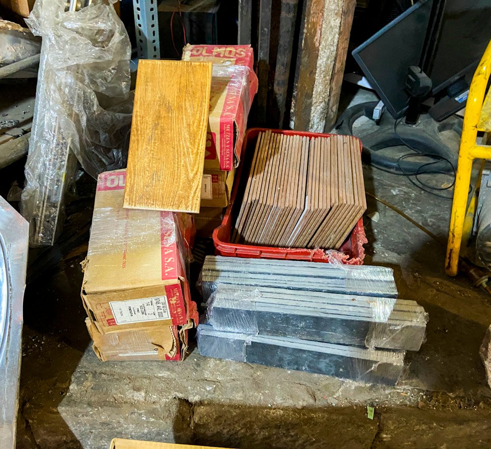 Lote siguiente: Cinco cajas de cerámica y paquetes sueltos