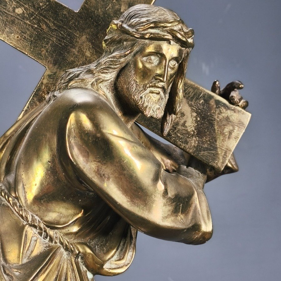 Estatua de bronce de Jesús cargando la cruz - imagen 4