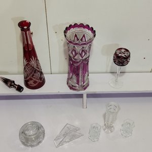 Lote de 8 piezas de cristal tallado: licorera roja, floreros, copas y objetos decorativos - imagen 7