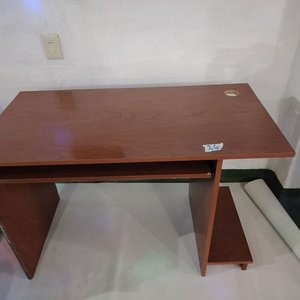 Escritorio de Madera Oscura con Bandeja para Teclado - imagen 4