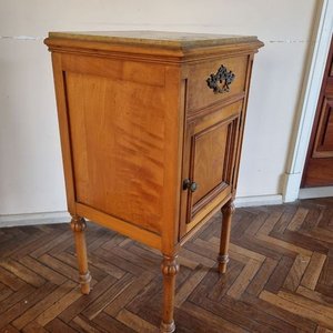 Mesa de Luz Luis XVI Antigua en Madera con Tapa de Mármol y Cajón - imagen 3
