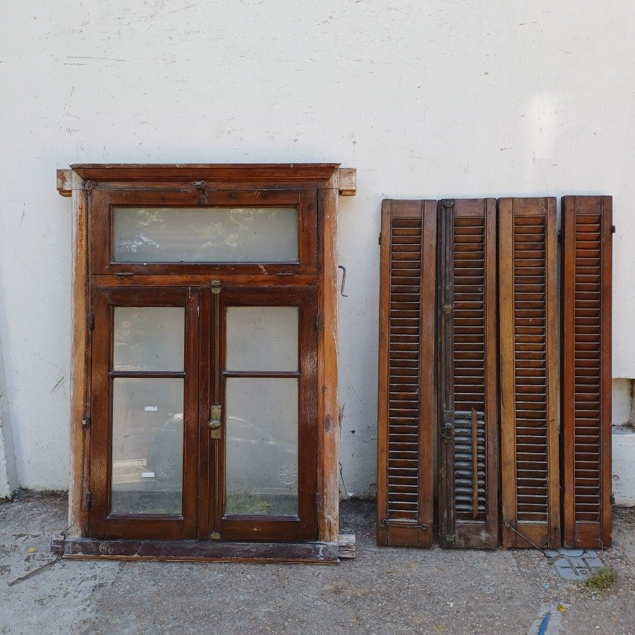Ventana de madera con detalles artesanales - imagen 2