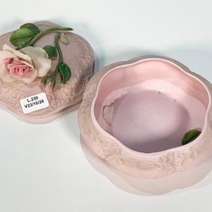 Cofre de Porcelana Biscuit Rosado con Rosa en Relieve y Cascaduras - imagen 2