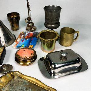 Lote de Utensilios y Decoración Metálica: Colador, Hielera, Bandejas y Más - imagen 3