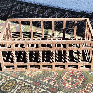 Antiguo Leñero de Hierro Forjado Rectangular con Barrotes Torneados - imagen 2