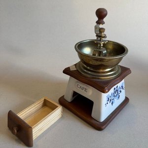Molinillo de café, 3 tachos de cobre cafetera y base lampara aladin - imagen 3
