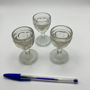 Lote de Tres Copitas de Licor Antiguas de Vidrio Prensado - imagen 3