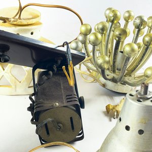 Cuatro piezas (algun detalle) colgante en cerámica calado, aplique dos luces, colgante de chapa - imagen 3