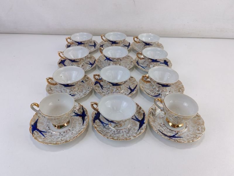 Lote siguiente: Conjunto de Tazas y Platos de Porcelana