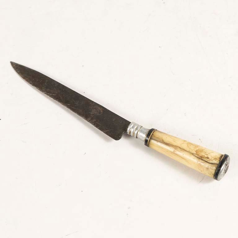 Lote siguiente: Cuchillo de mango hueso con hoja 'Ginete'