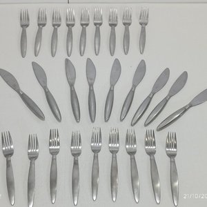Set de Cubiertos Metálicos: Tenedores y Cuchillos de Acero Inoxidable - imagen 2