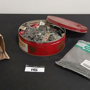 Lote anterior: Lata con Tornillos, Clavos y Herrajes Varios