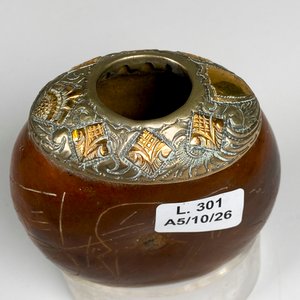 Mate galleta virola de plata y oro ,con soporte acrílico - imagen 4