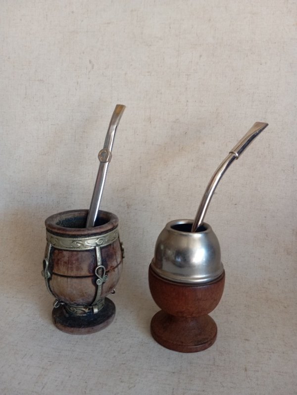 Dos tazas de metal con bombilla y accesorios - imagen 1