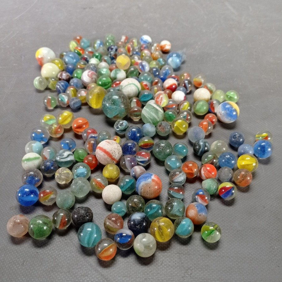Colección de bolitas de vidrio y mármol variadas