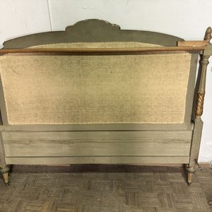 Cama Clásica Estilo Luis XV con Tapizado Capitoné Verde - imagen 3