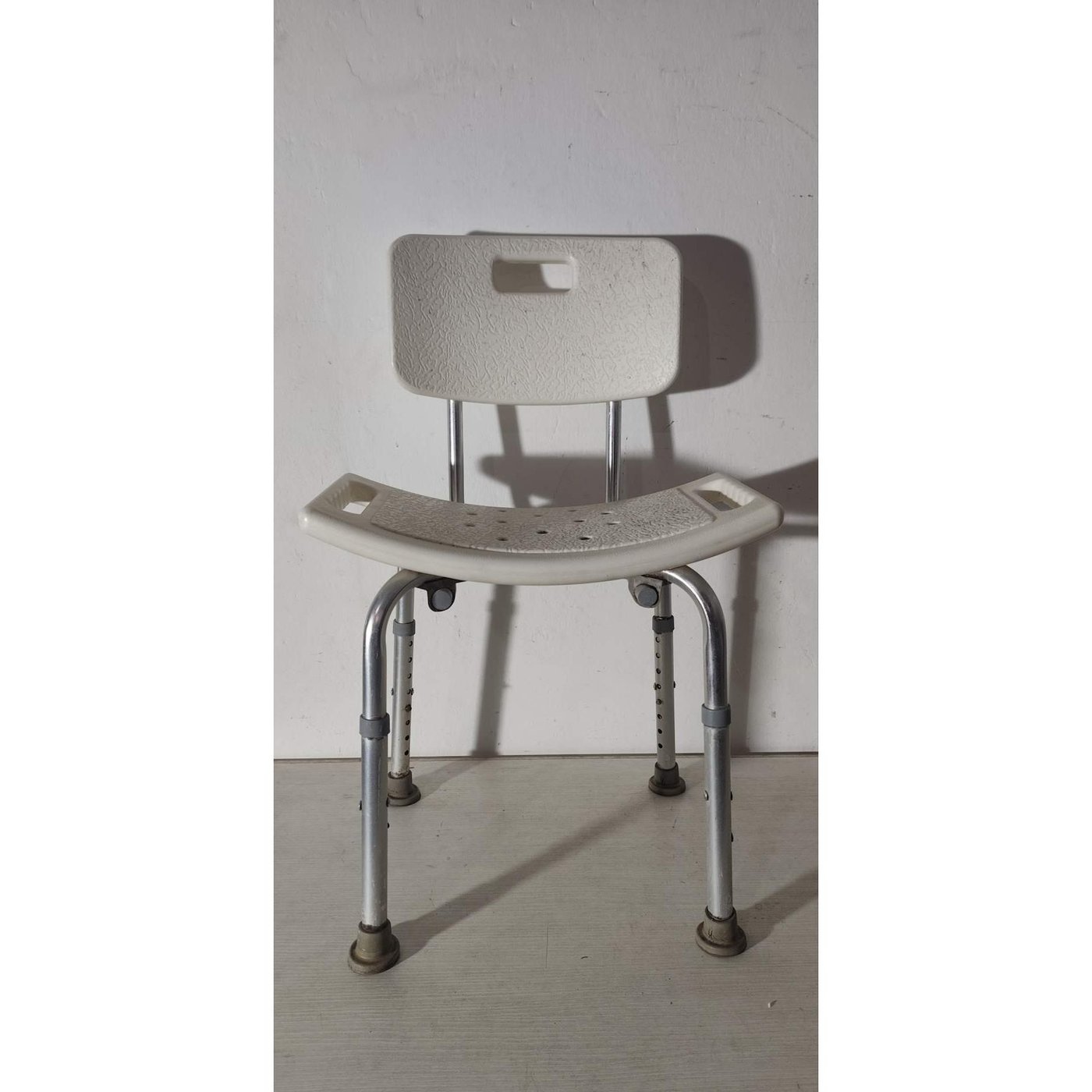 Silla sanitaria para baño con respaldo y patas ajustables