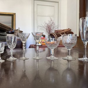 Lote de 7 Copas y Vasos de Vidrio Tallado y Grabado - imagen 1