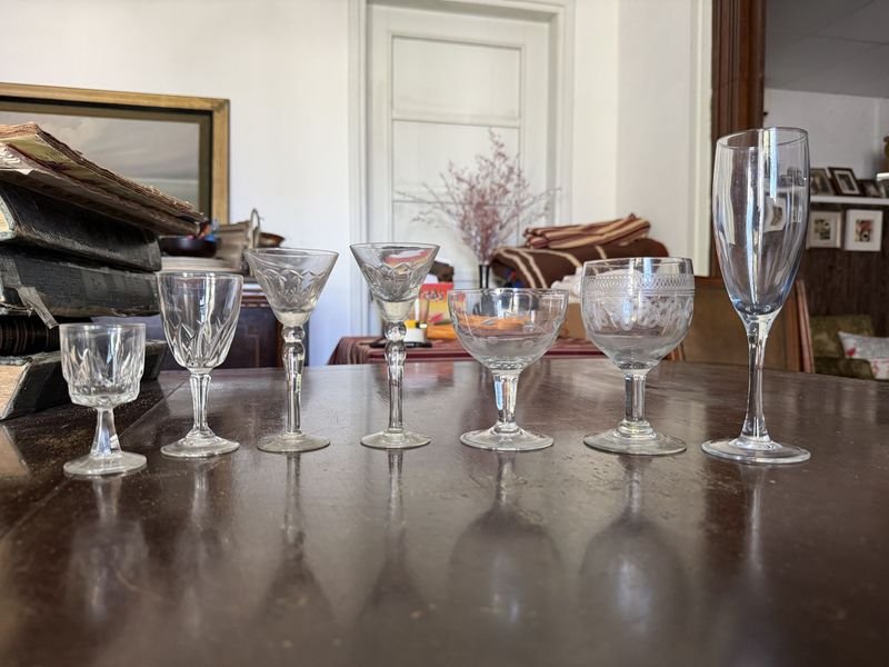 Lote de 7 Copas y Vasos de Vidrio Tallado y Grabado