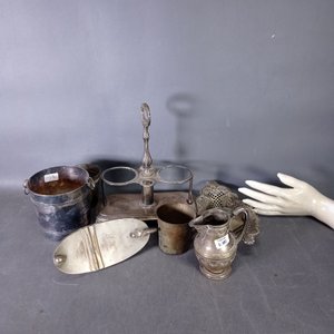 Lote de 8 piezas de platería: hielera, jarritos, centro de mesa y más - imagen 6