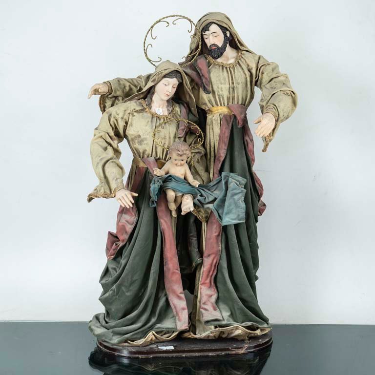 Lote anterior: Figura religiosa de tela con detalles y avería
