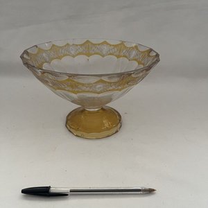 Centro de Mesa de Vidrio Labrado con Detalles Dorados - imagen 2