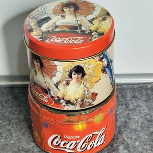 Dos Latas Metálicas Decorativas Coca-Cola Vintage - imagen 3