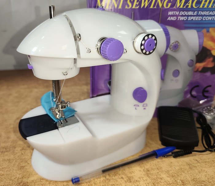 Máquina de coser portátil con pedal y accesorios, nueva en caja - imagen 3