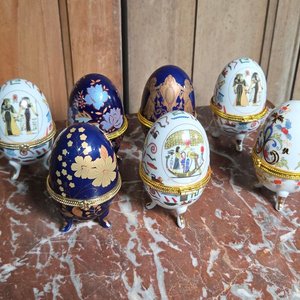 Lote anterior: Set de 7 Alhajeros Decorativos Huevo Estilo Fabergé con Motivos Egipcios y Florales