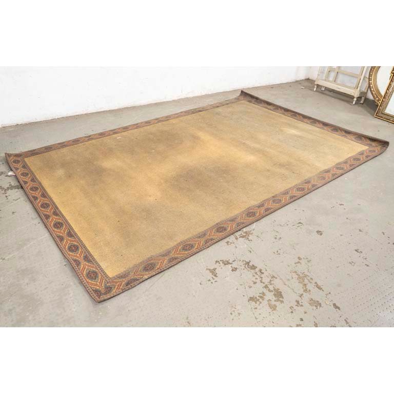 Lote siguiente: Alfombra de yute con guarda de tela manchada