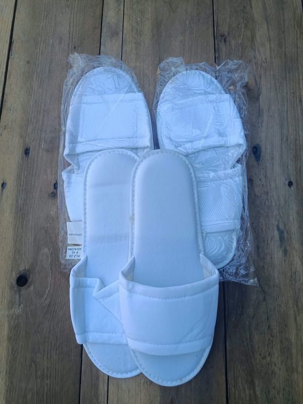 Pares de Pantuflas Blancas Desechables
