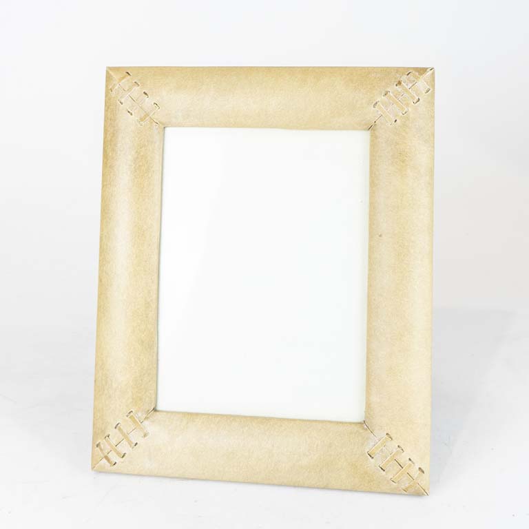 Lote anterior: Portarretrato forrado en cuero  - Medidas: 28x34cm 