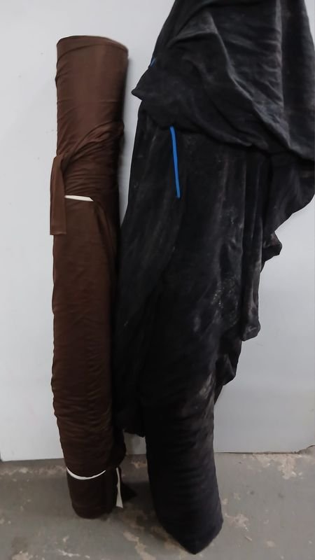 Dos Rollos de Tela: Negro y Marrón