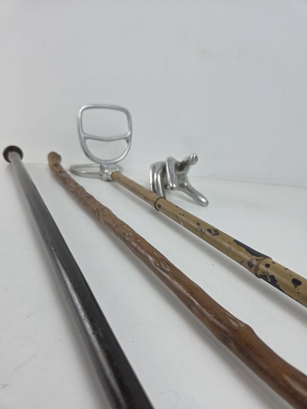 Bastones de madera con asientos metálicos para descansar - imagen 3