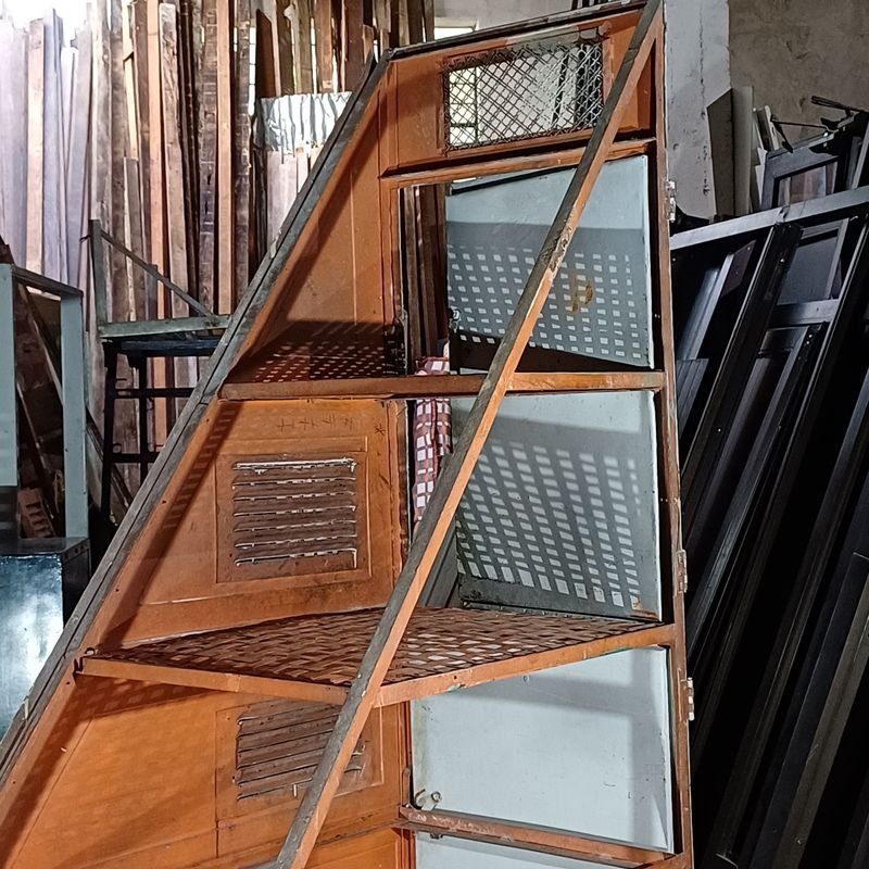 Armario bajo escalera de hierro: Mueble práctico y estético - imagen 12