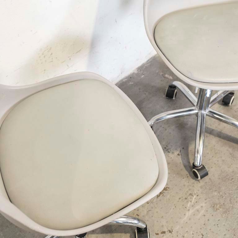 Sillas de oficina con asientos de PVC y base metálica - imagen 3