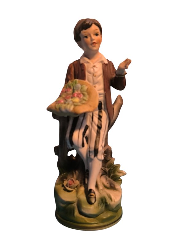 Lote siguiente: Figurita de Capodimonte con joven y cesta de flores