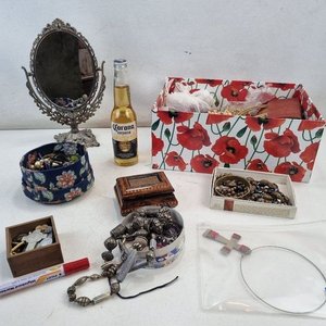 L 480 - Lote Variado - Importante lote variado con espejo antiguo estilo Art Nouveau y surtido de bijouterie, incluyendo collares, pulseras y anillos - imagen 2