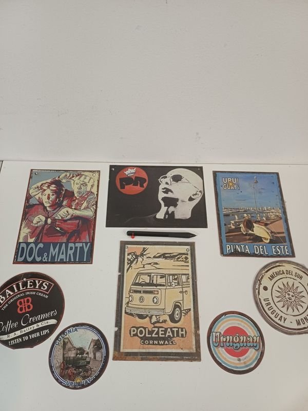 Lote de 8 Chapas Vintage: Patricio Rey, Doc & Marty, Baileys, Punta del Este y más