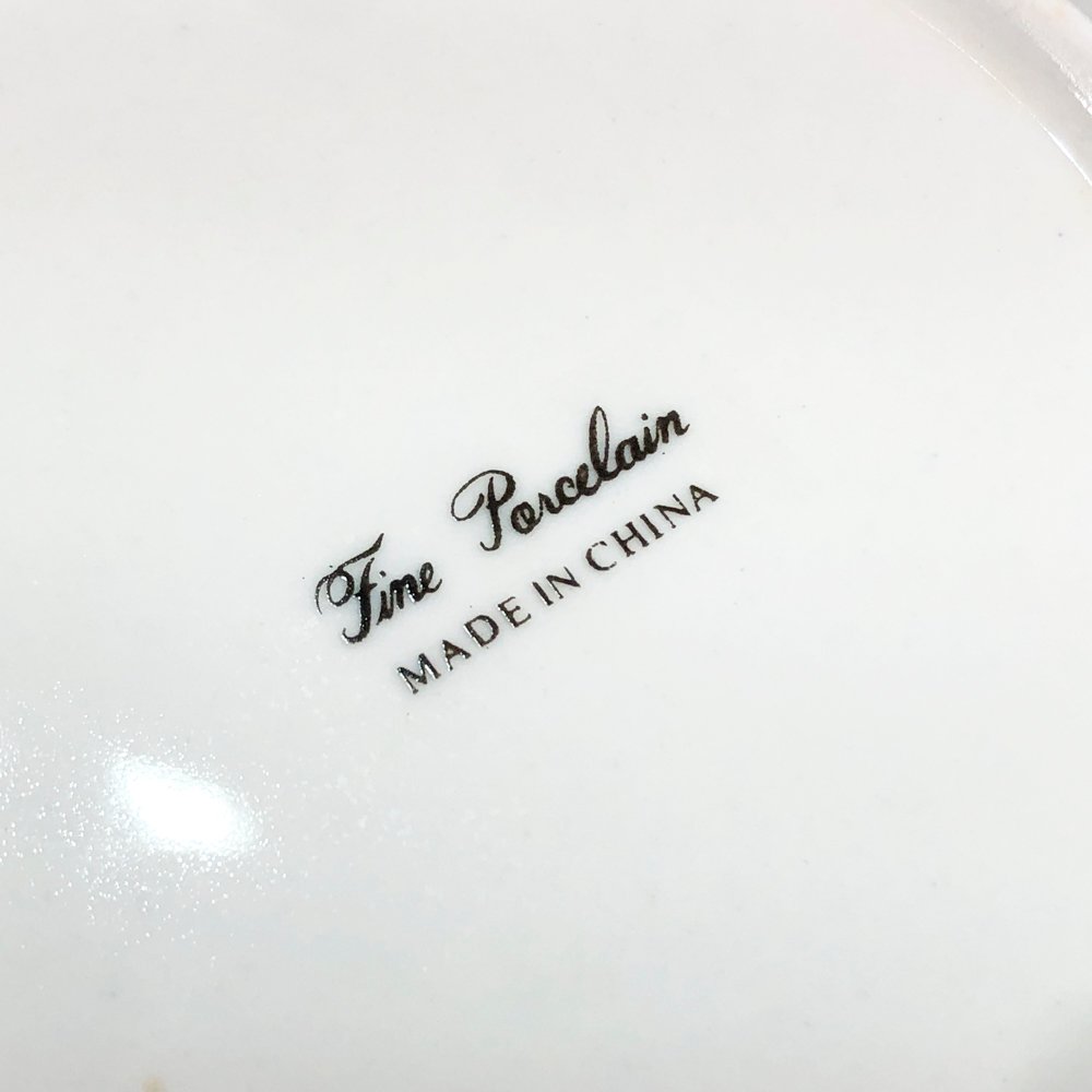 Porcelana blanca con guarda rosada y platitos - imagen 3