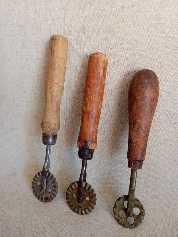 Tres cortas antiguas con rueda de bronce - imagen 3