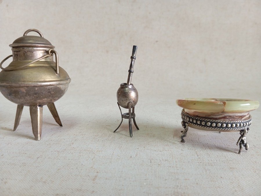 Lote siguiente: Miniaturas de plata y objetos pequeños