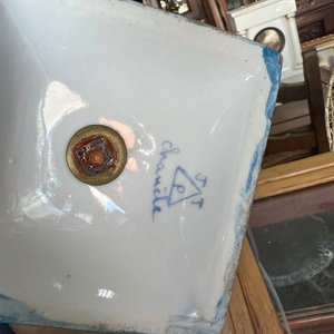 Ánfora Antigua de Porcelana Azul con Flores Pintadas a Mano y Detalles Dorados - imagen 5